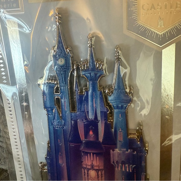 NEW Disney Castle Collection Series 1/10 Limited Cinderella Castle Jumbo Pin - Picture 2 of 15